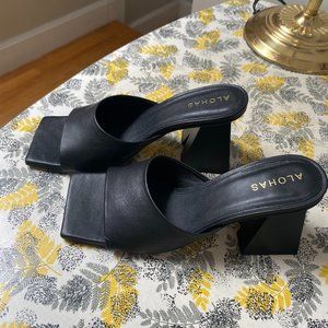 Alohas dune black block heel slide sandal. Size 8.5